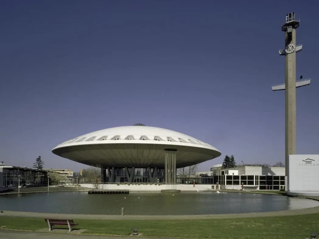 Eindhoven: een betonnen schotelvormig paviljoen op poten uit de jaren zestig