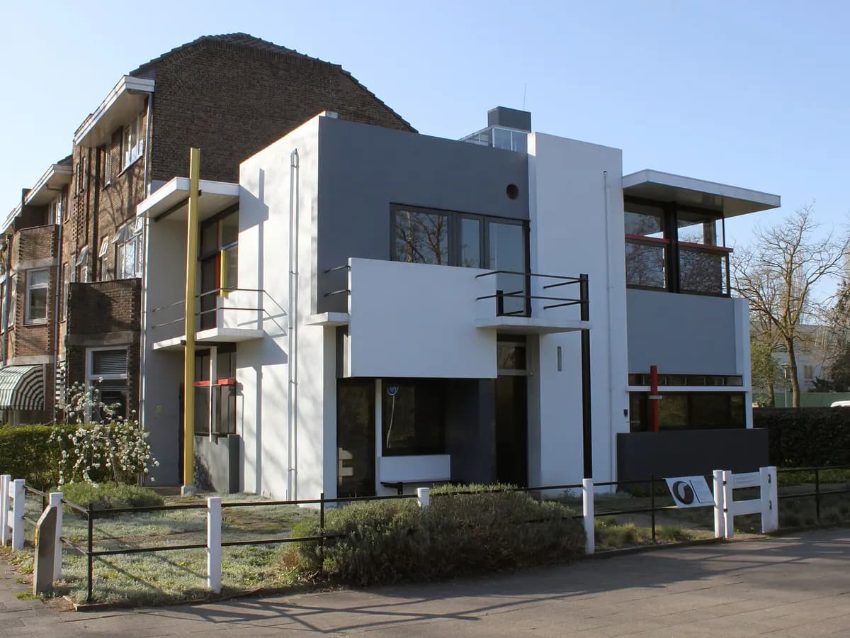 Utrecht: een wit modernistisch woonhuis met horizontale balkons en gekleurde accenten