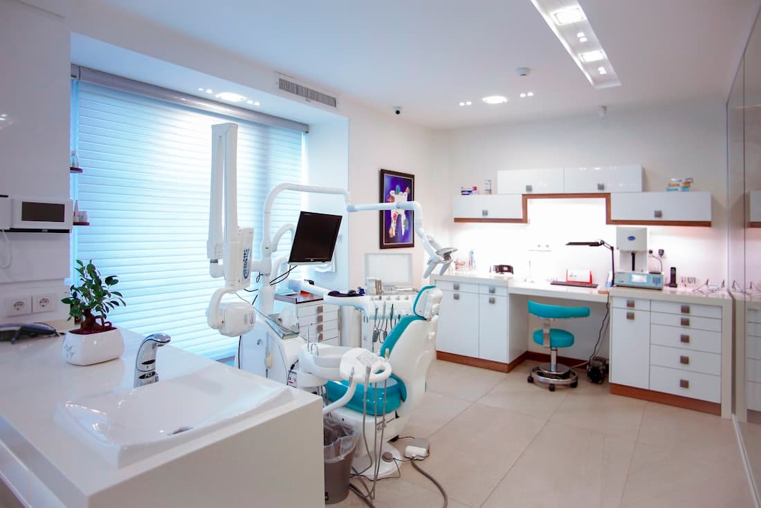 De behandelkamer van Ballıpınar Dental in Antalya