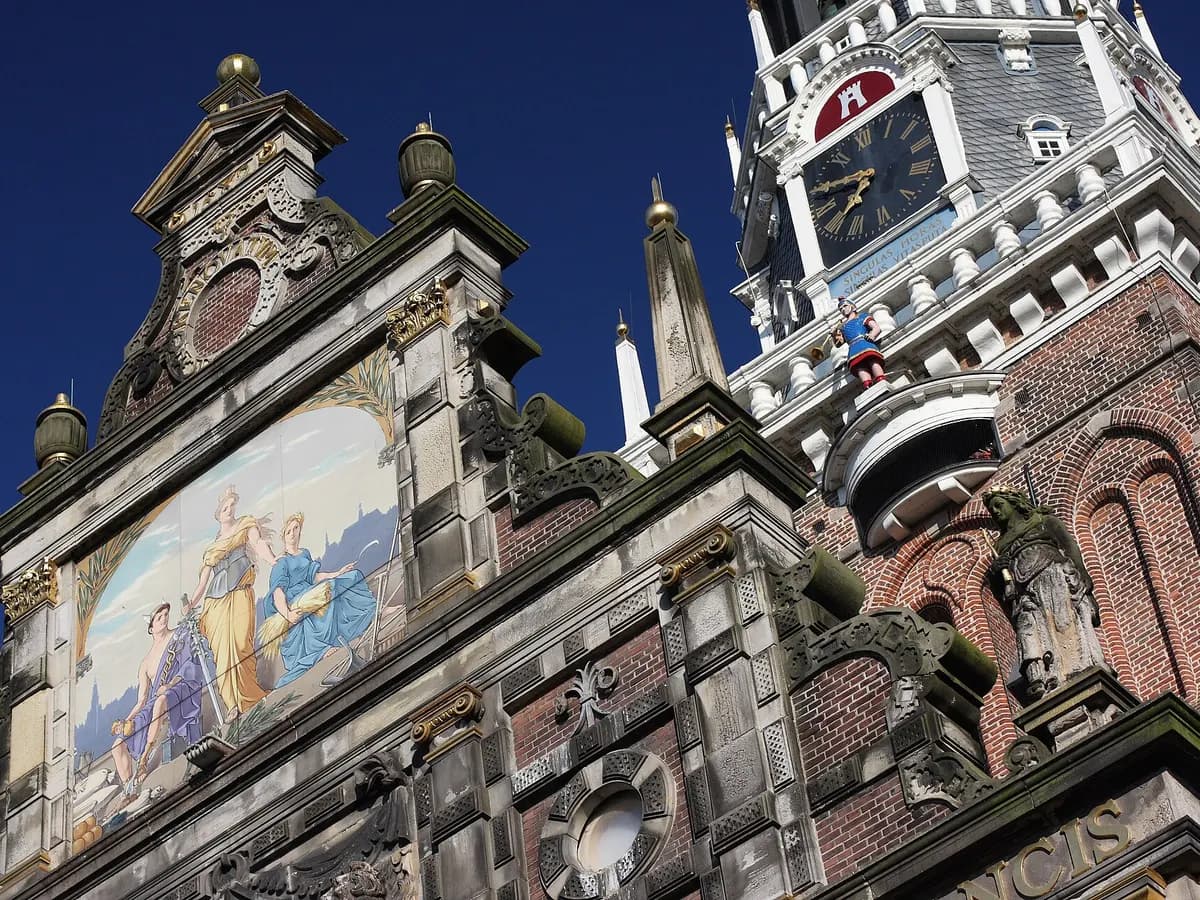 Alkmaar: een middeleeuws waaggebouw met torenspits aan het Waagplein