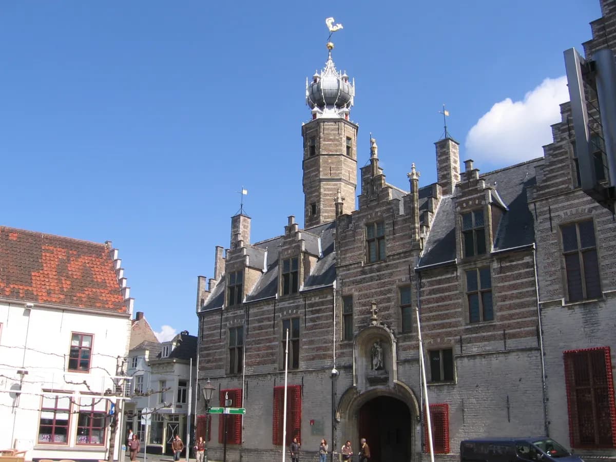 Bergen op Zoom: een laatgotisch stadspaleis met binnenplaatsen