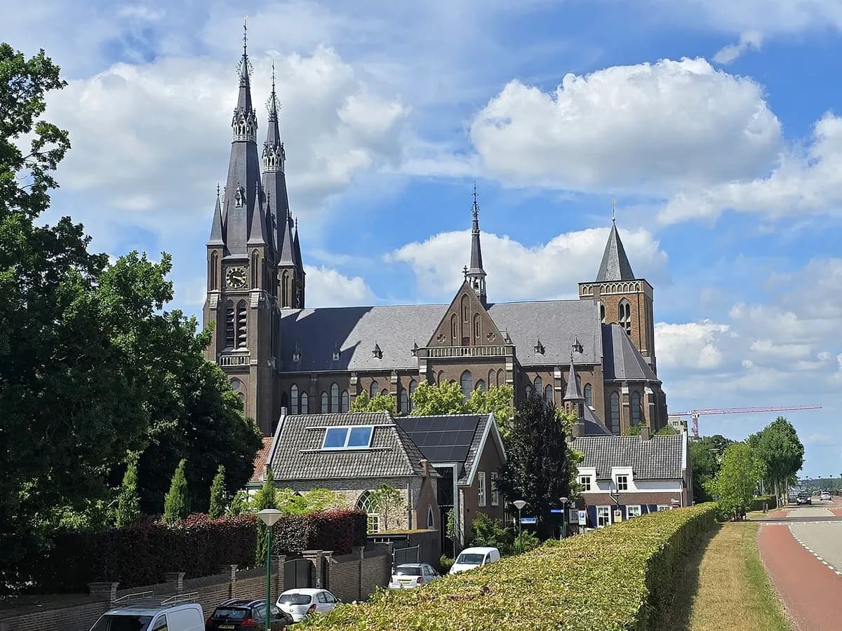 Cuijk: een neogotische kerk met twee torens aan de Maas