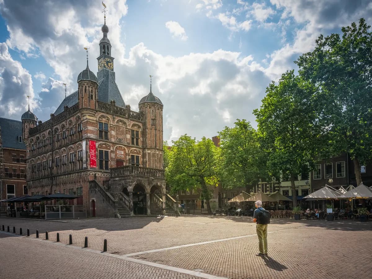 Deventer: een laatgotisch waaggebouw met trapgevel aan de Brink