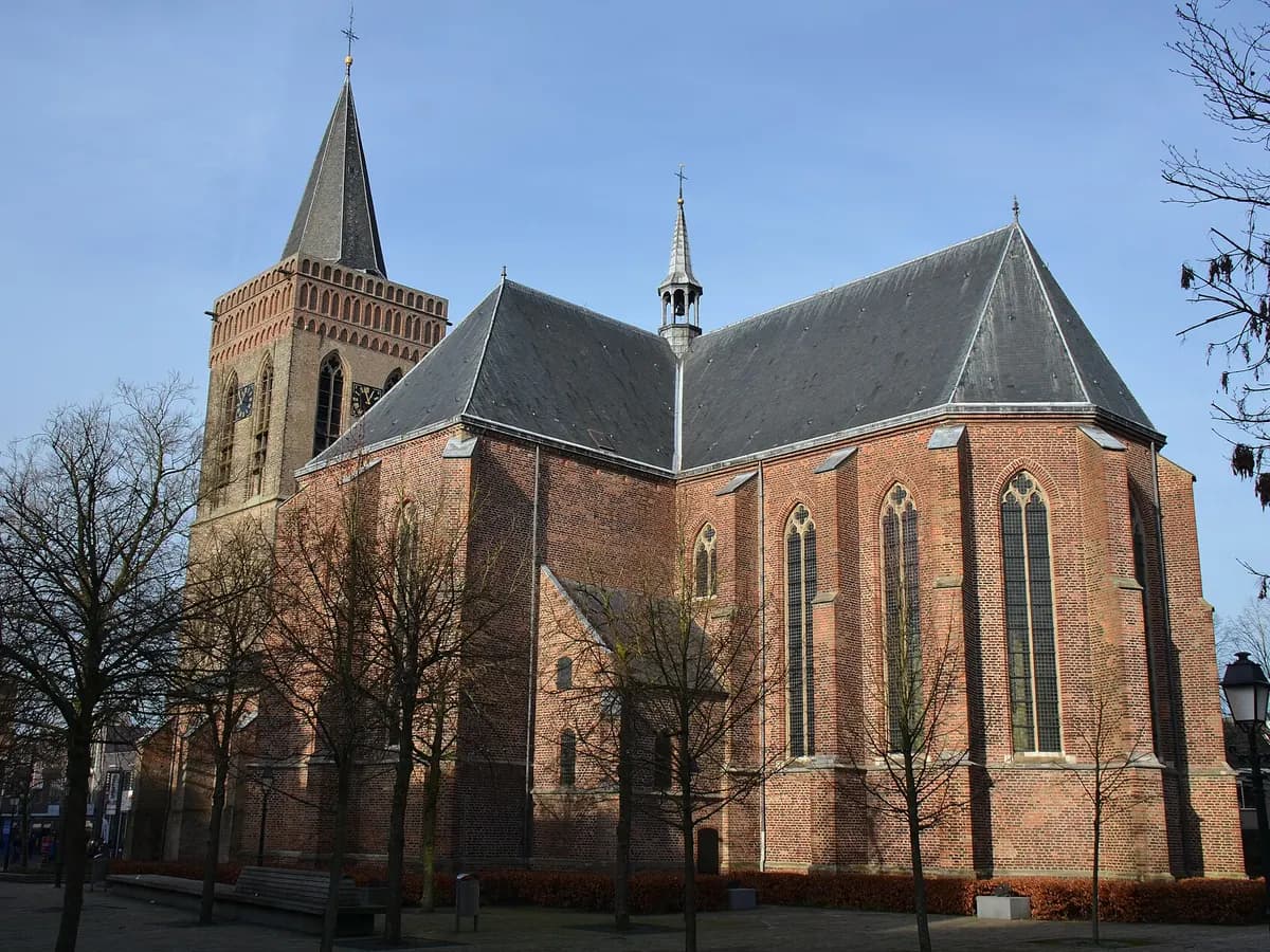 Ede: een laatgotische dorpskerk met een zadeldaktoren