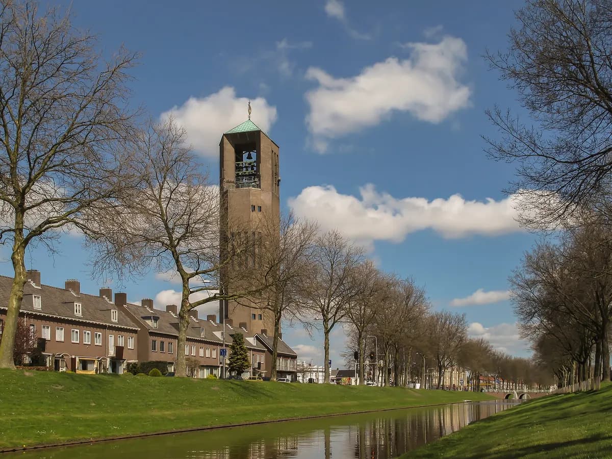 Emmeloord: een moderne betonnen watertoren met carillon midden in de polder