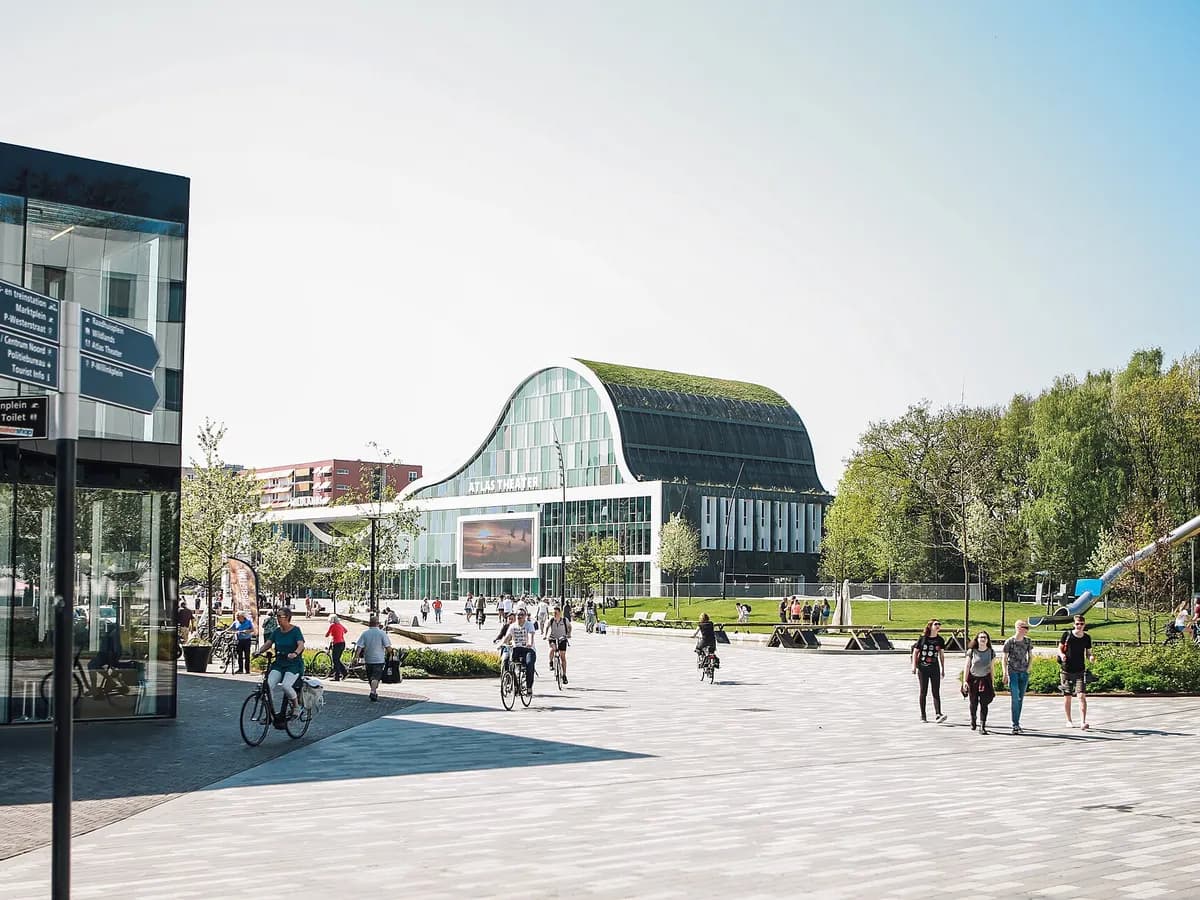 Emmen: een moderne dierentuin met glazen paviljoens en groen