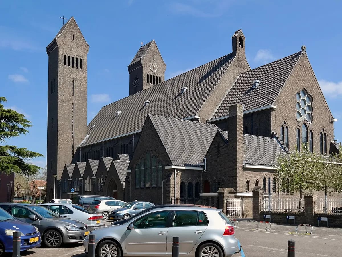Geleen: een twintigste-eeuwse kerk met een forse bakstenen toren