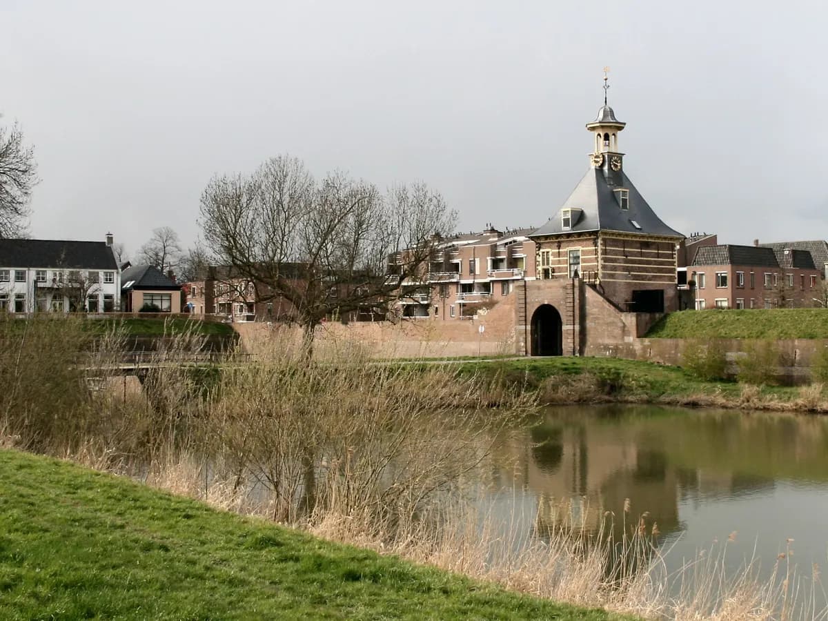 Gorinchem: een middeleeuwse stadspoort met een torentje aan het water