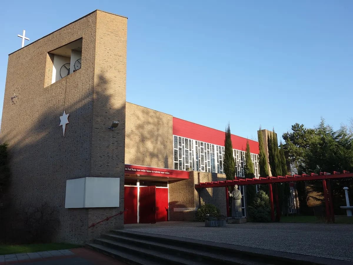 Heerhugowaard: een neogotische kerk met een hoge spits boven de polder