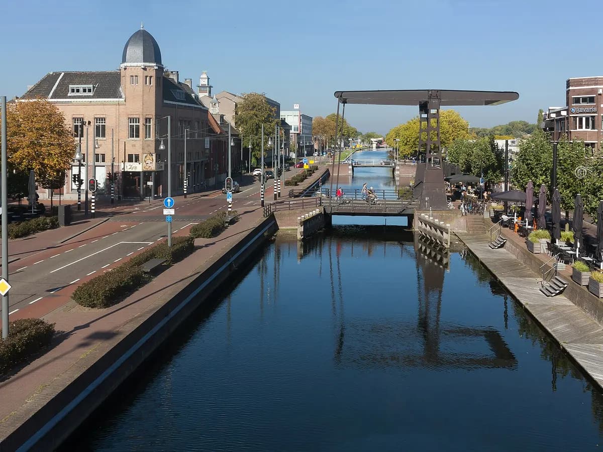 Helmond: een barokke kerk met twee torens boven het stadscentrum