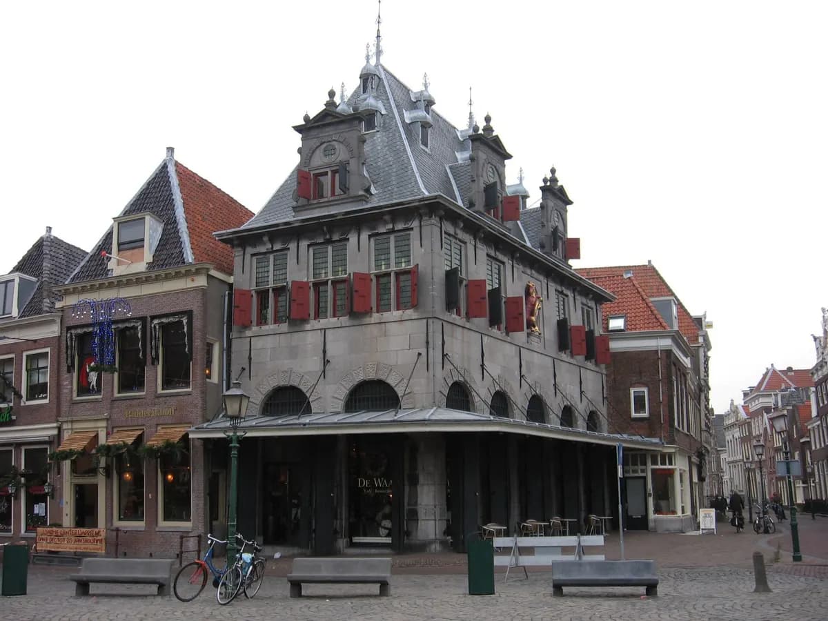 Hoorn: een zeventiende-eeuws waaggebouw aan de Roode Steen