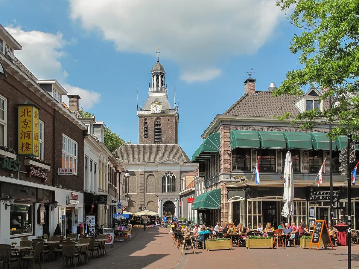 Meppel: een gotische kerk met een hoge toren boven het centrum