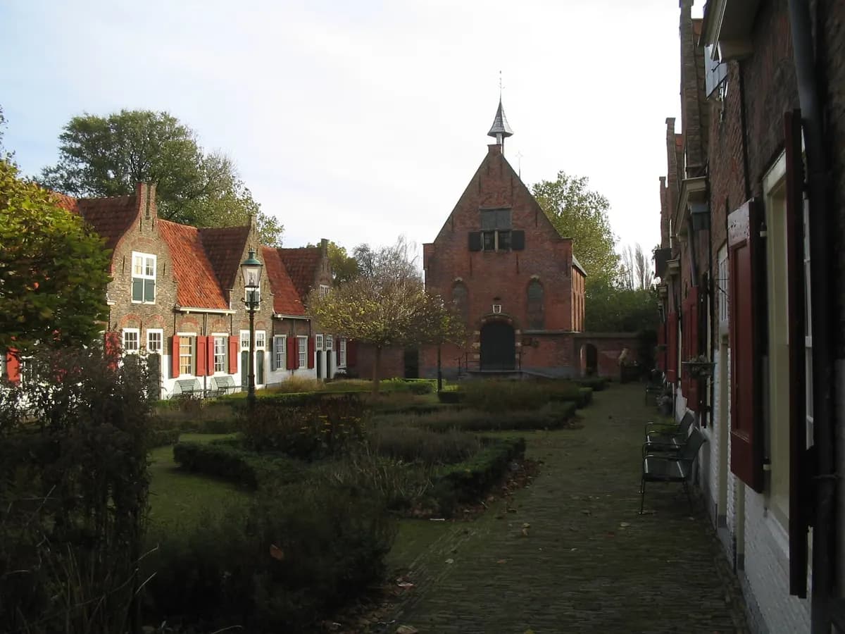 Naaldwijk: een laatgotische kerk met een bakstenen toren in het centrum