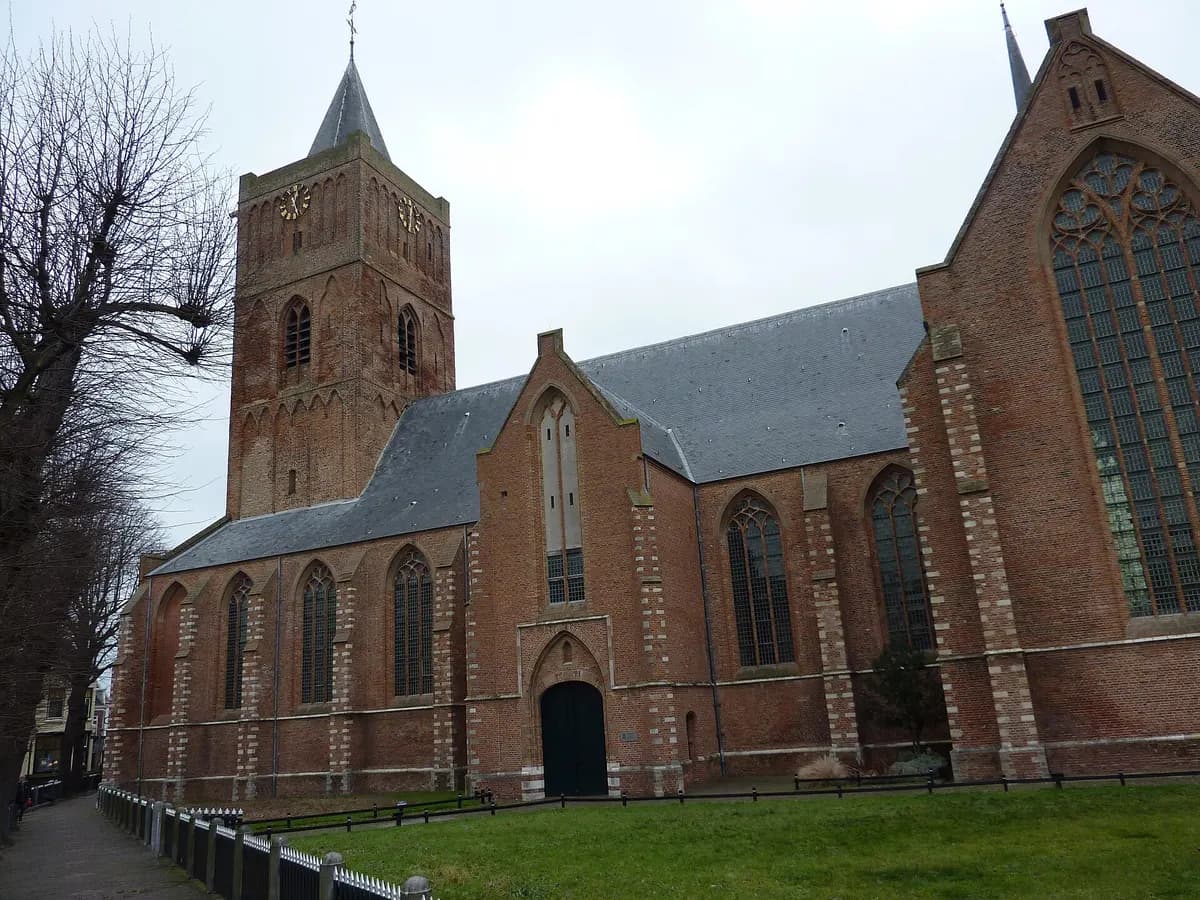 Noordwijk: een middeleeuwse dorpskerk met een gedrongen bakstenen toren