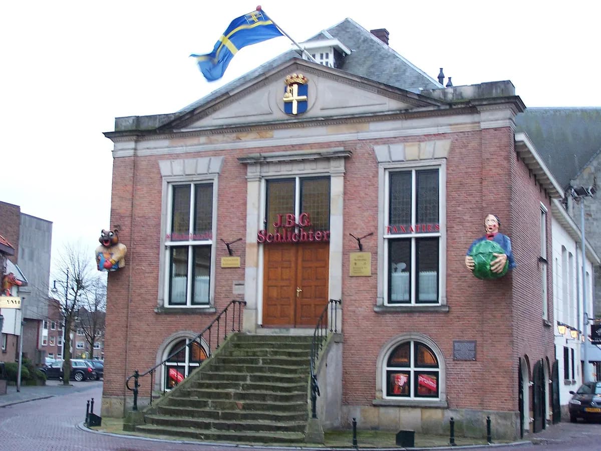 Oldenzaal: een romaanse basiliek van zandsteen met een zware toren