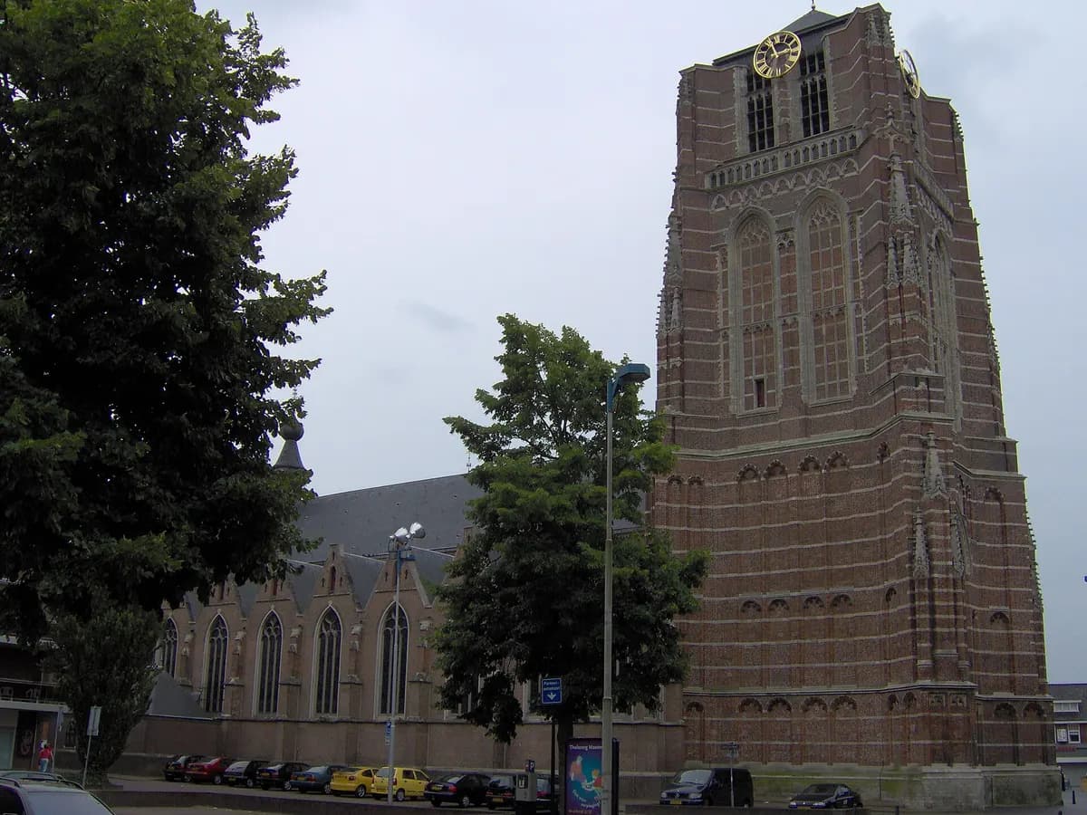 Oosterhout: een neogotische basiliek met twee torens aan de Markt