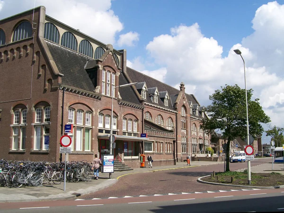 Roosendaal: een neogotische kerk met een hoge toren boven de markt
