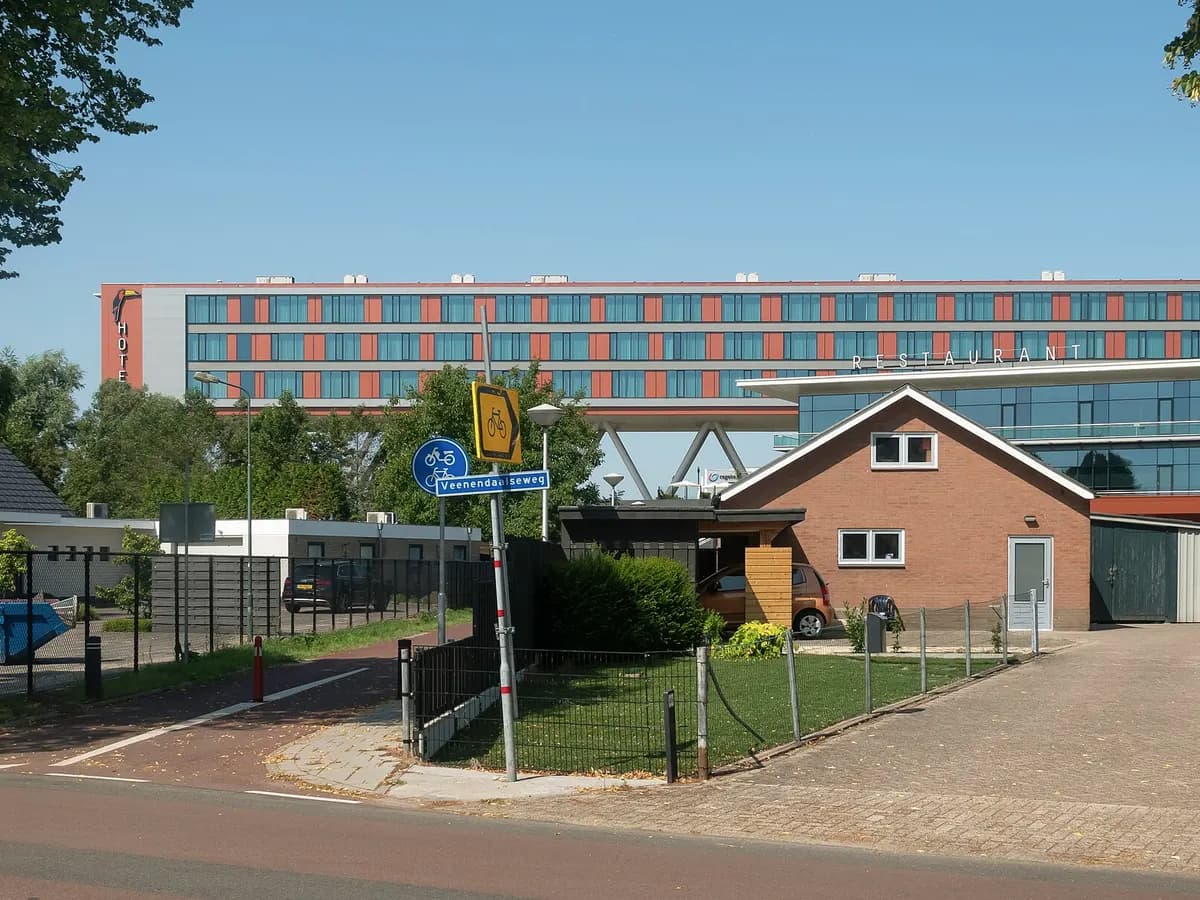 Veenendaal: een dorpskerk met een gedrongen toren in het centrum