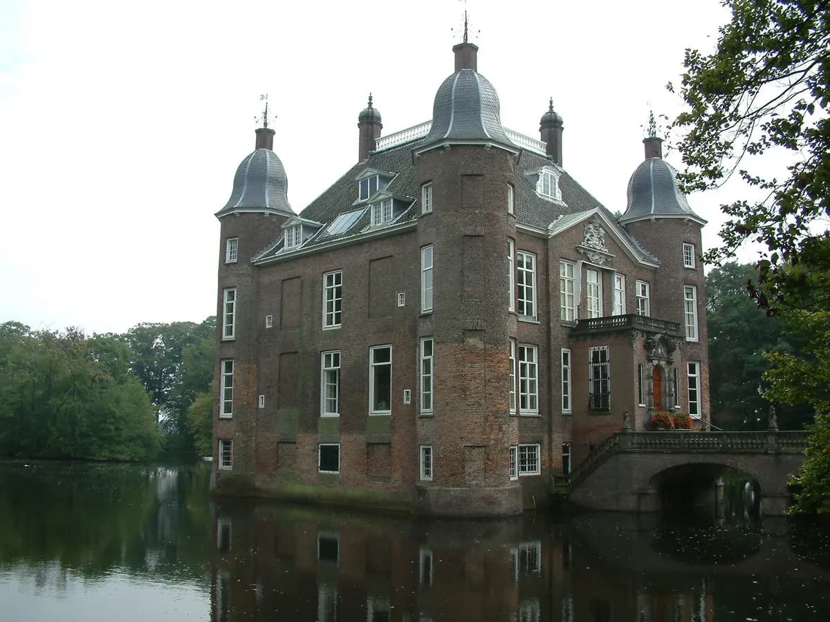 Velp: een achttiende-eeuws kasteel met gracht en parkbomen