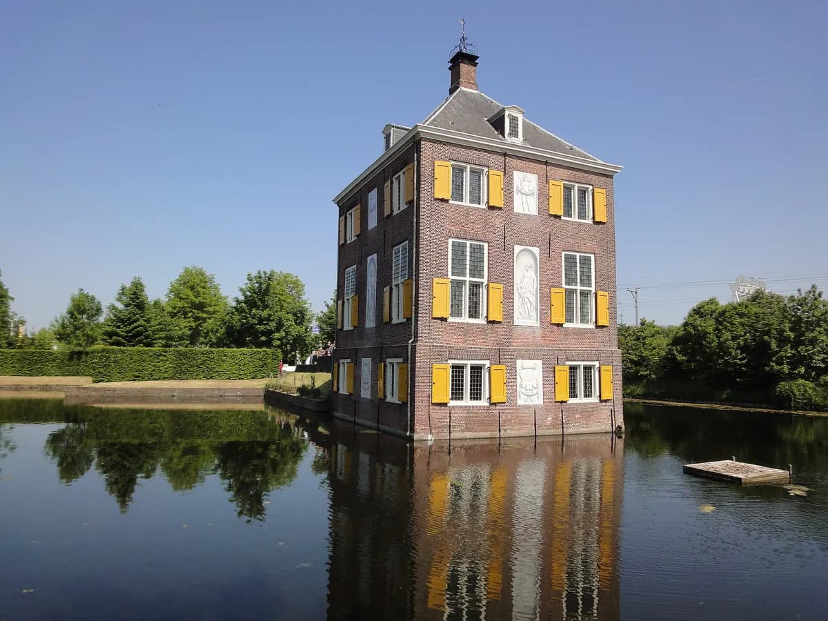Voorburg: een zeventiende-eeuws buitenhuis met formele tuin aan de Vliet