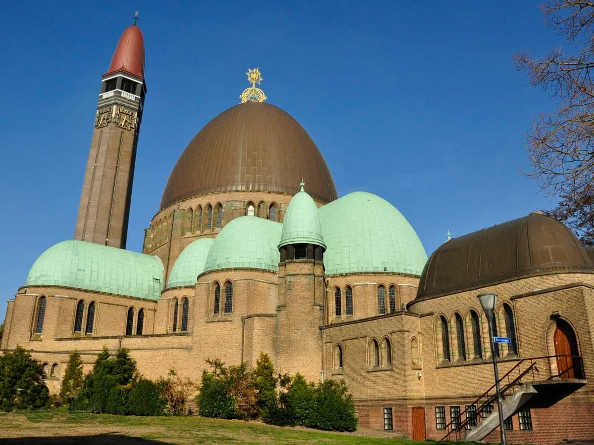 Waalwijk: een neogotische kerk met twee torens aan de markt