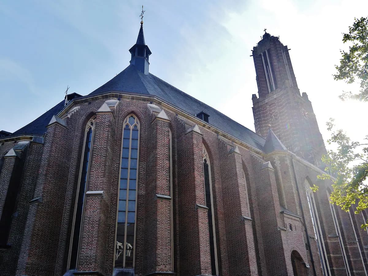 Weert: een laatgotische kerk met een forse toren aan de markt