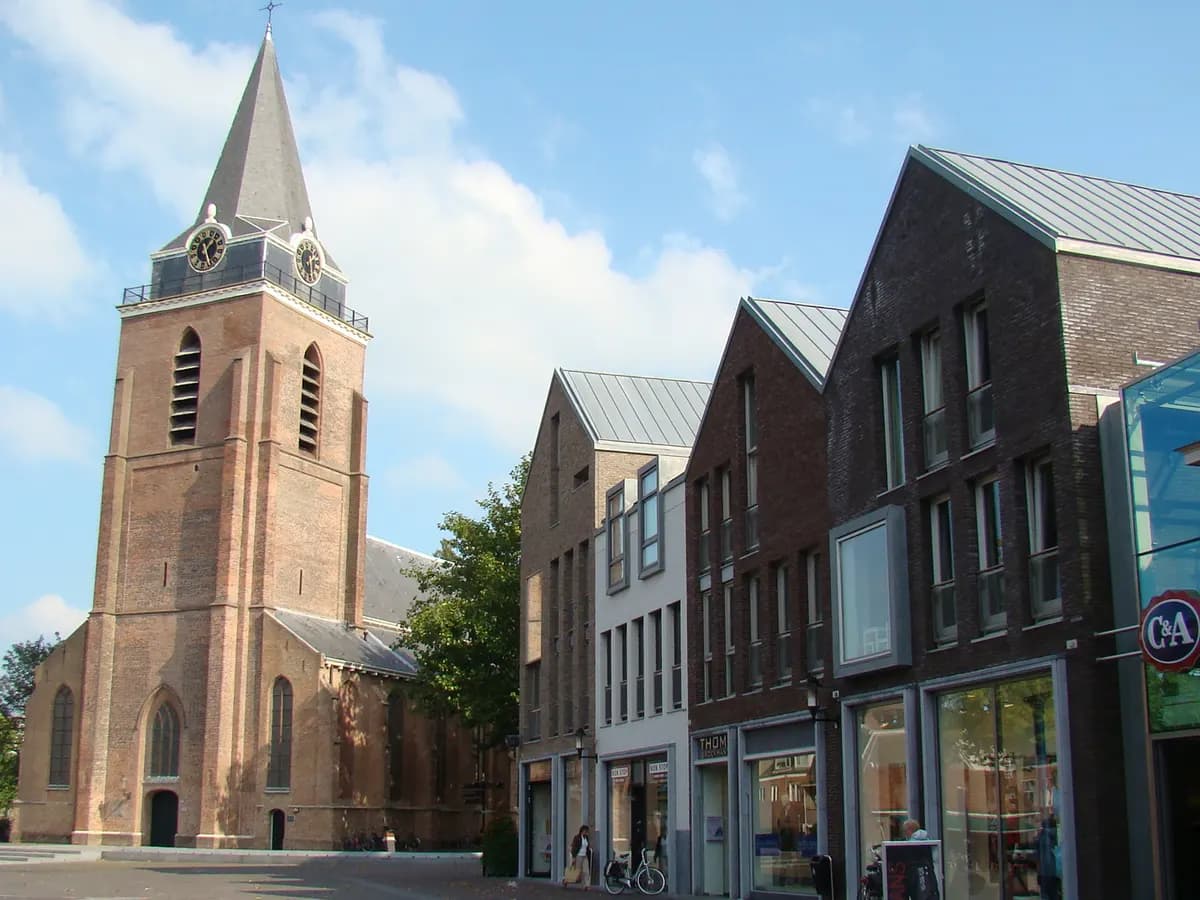 Woerden: een laatgotische kerk met een zware toren in het stadscentrum